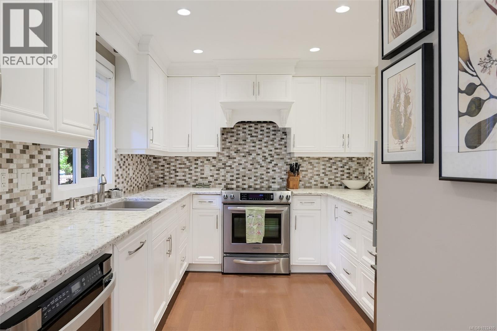 104 2345 Cedar Hill Cross Road, Oak Bay