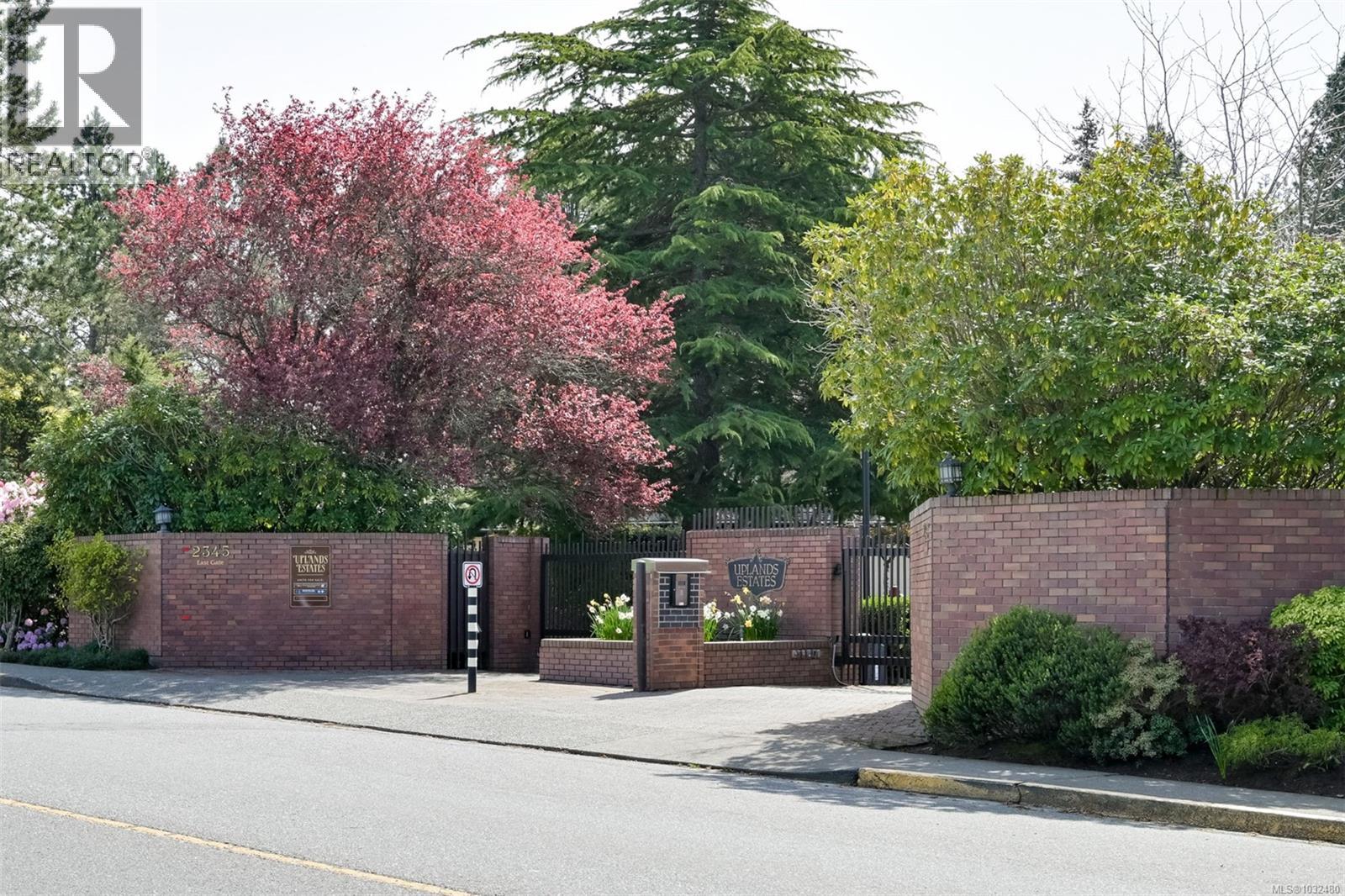 104 2345 Cedar Hill Cross Road, Oak Bay