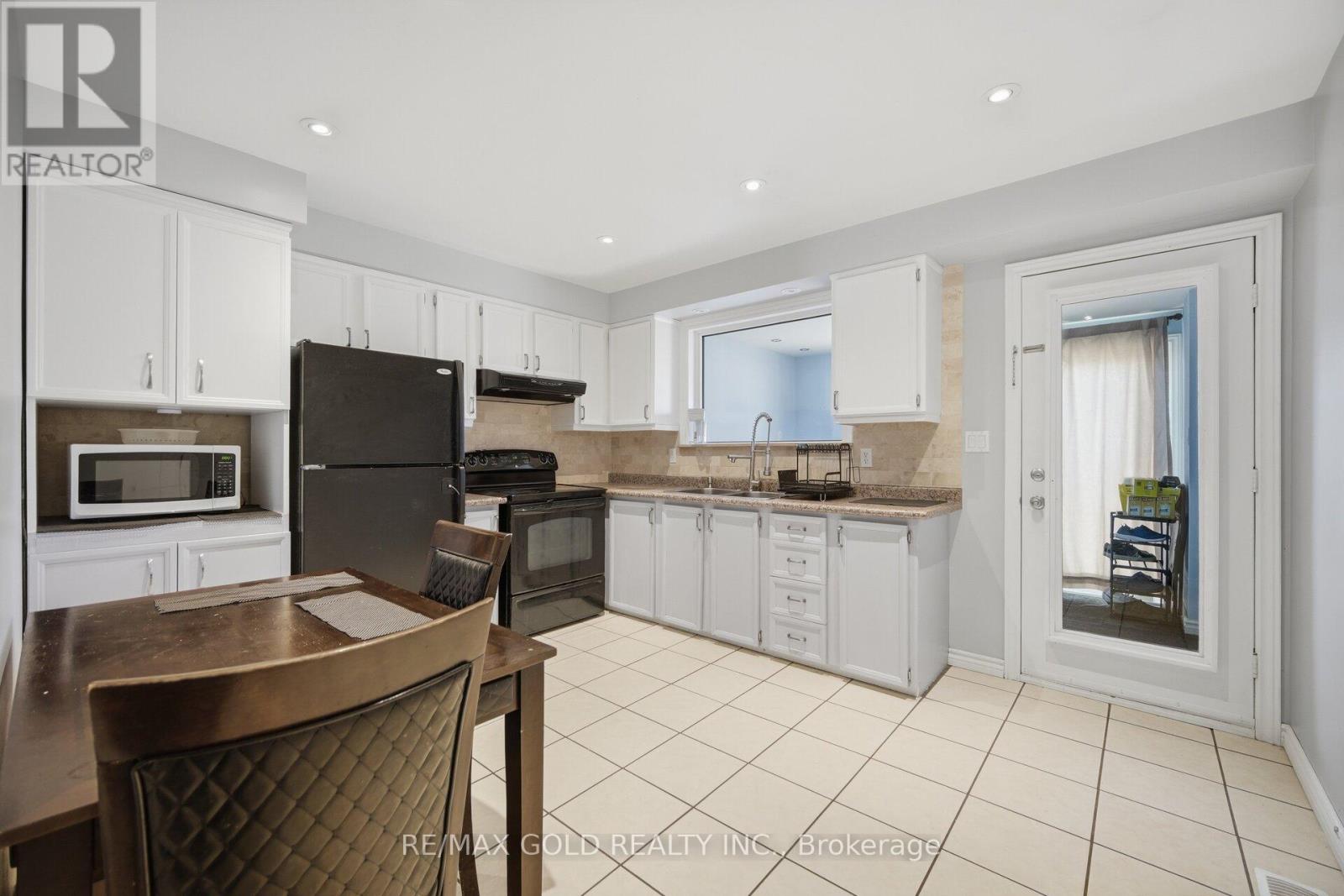 784 DOUGLAS STREET — photo 10