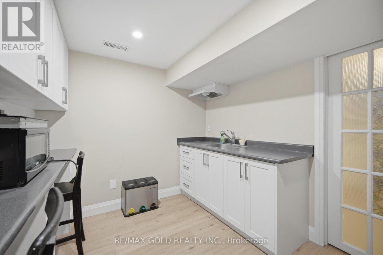 784 DOUGLAS STREET — photo 30