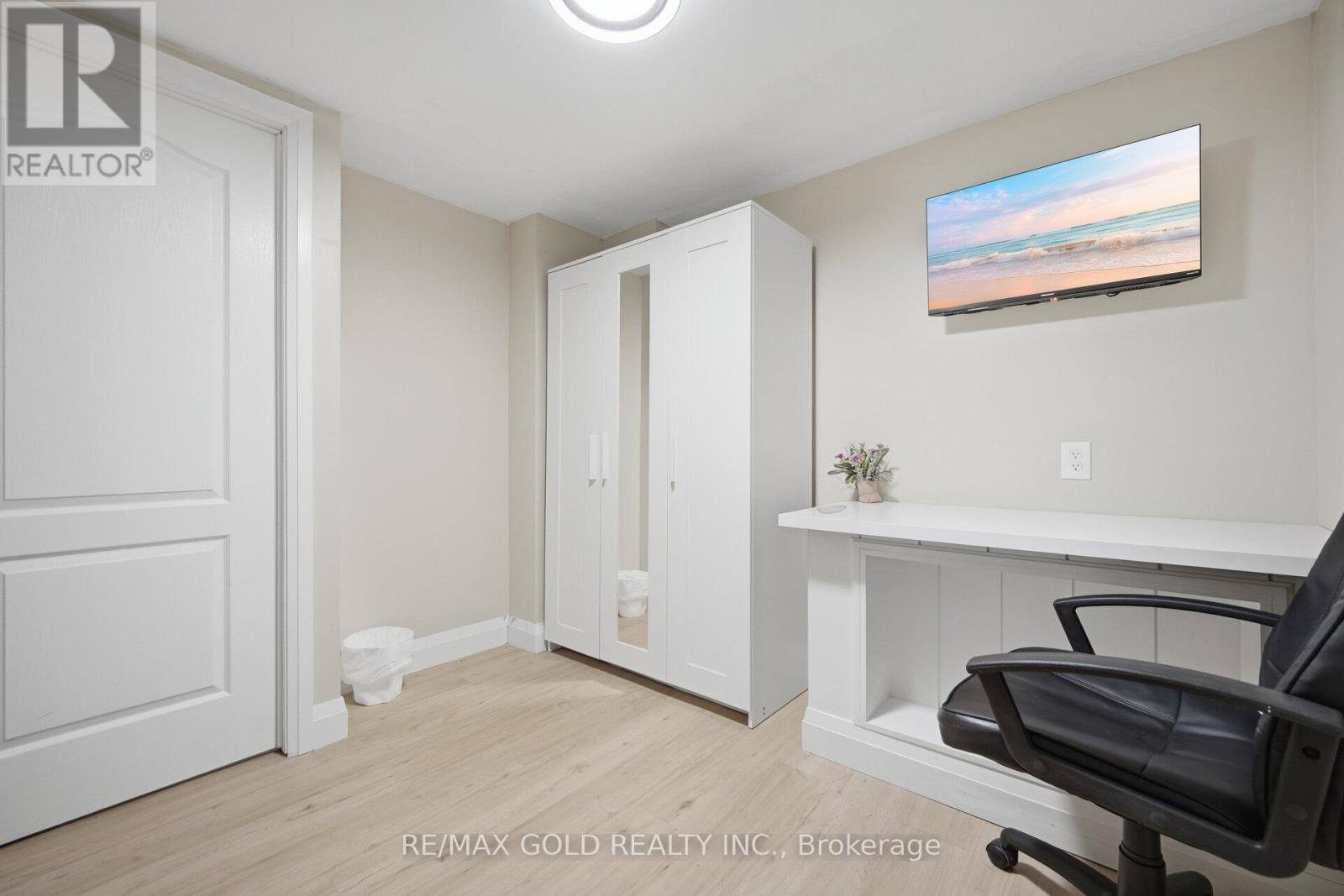 784 DOUGLAS STREET — photo 34