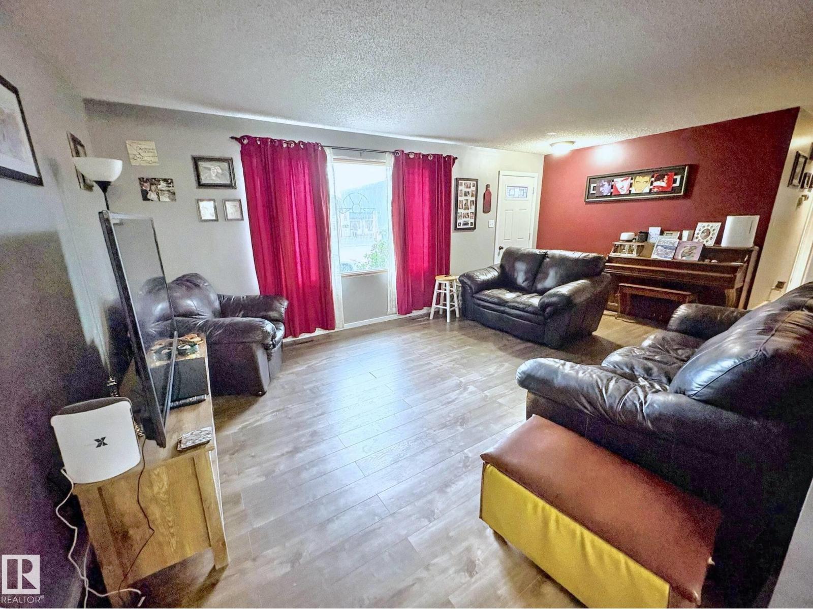 5025 54 ST - 3
