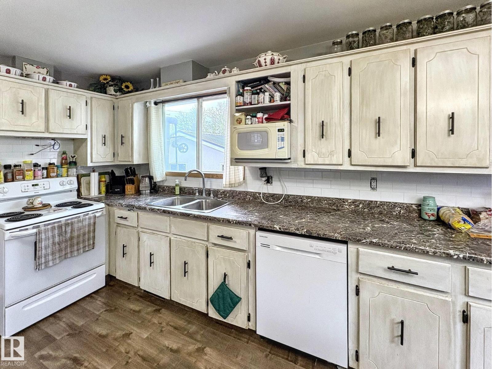 5025 54 ST - 7