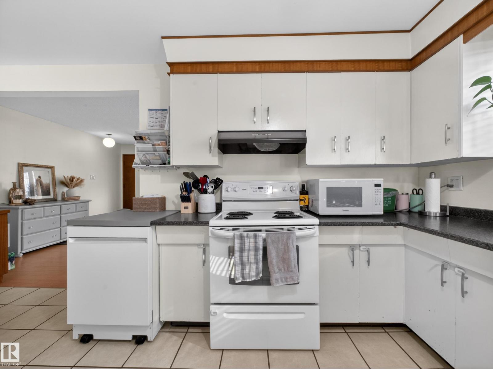 7214 78 AV NW - 21