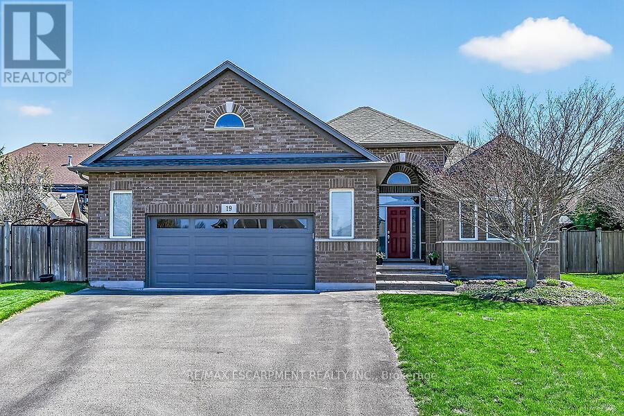 19 LAMPMAN DRIVE - 44
