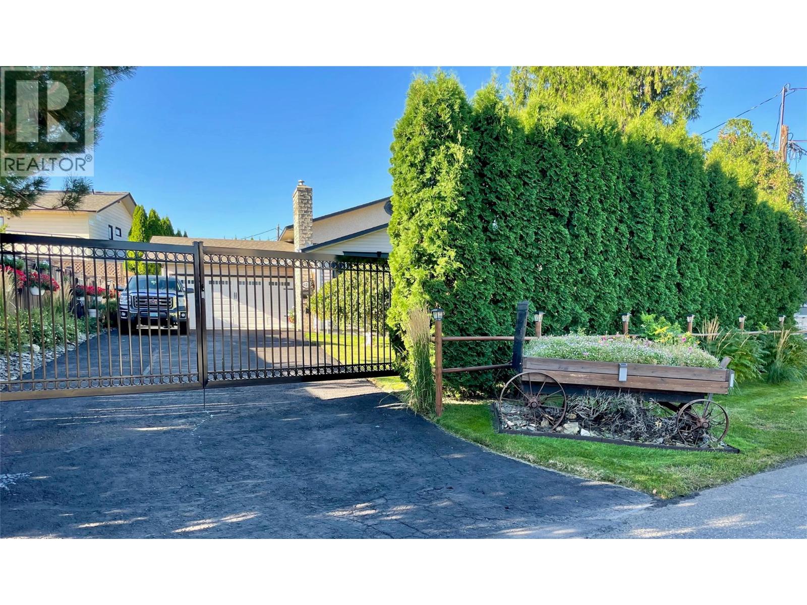 621 Lyne Road - 38