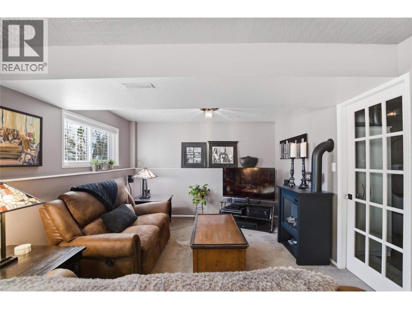 621 Lyne Road - 26