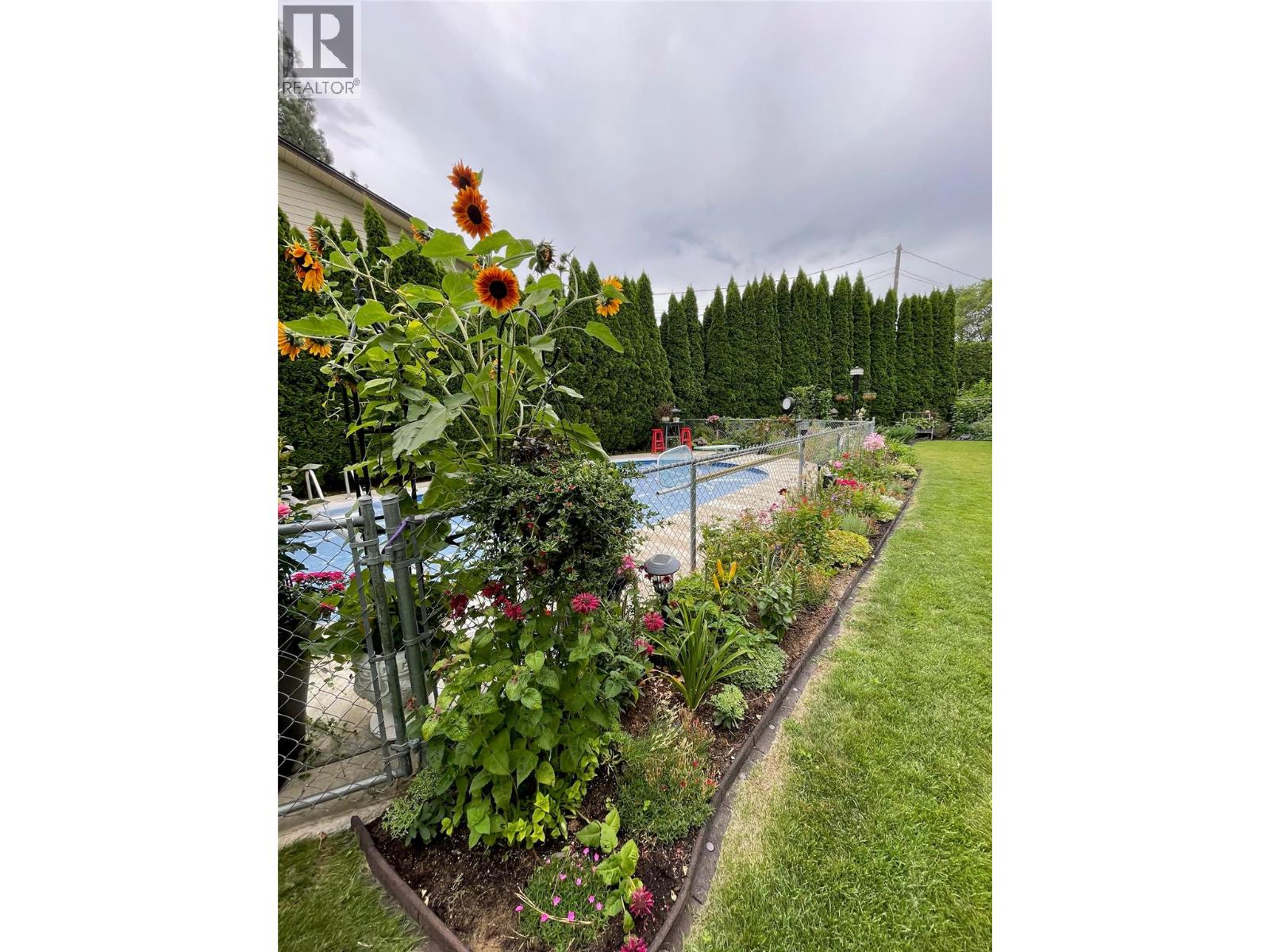 621 Lyne Road - 36