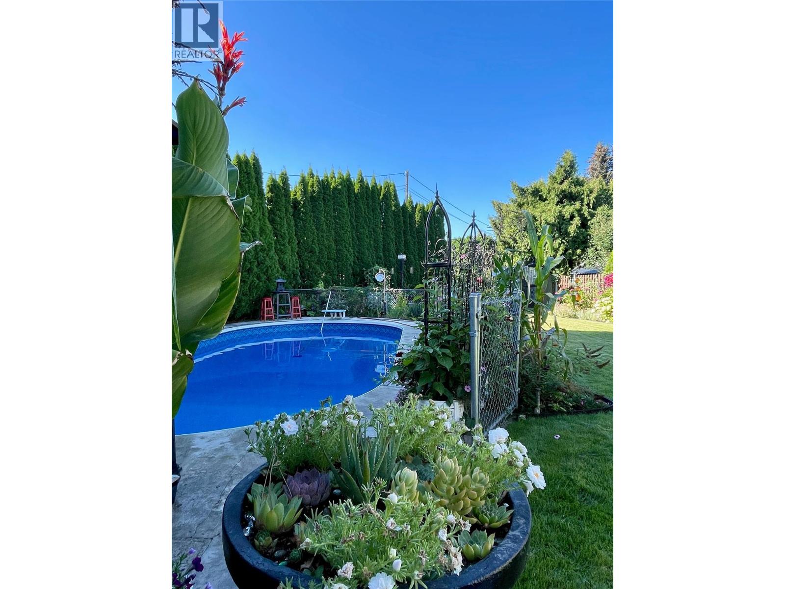 621 Lyne Road - 39