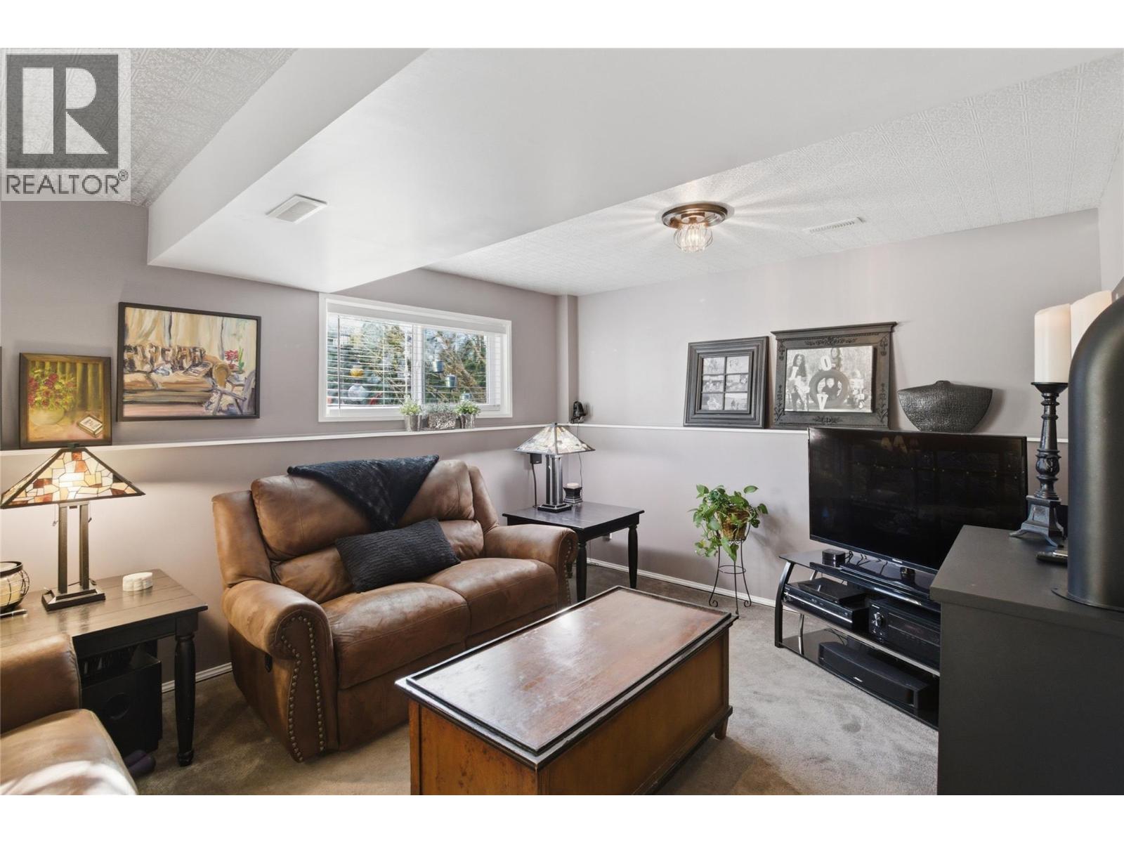 621 Lyne Road - 22