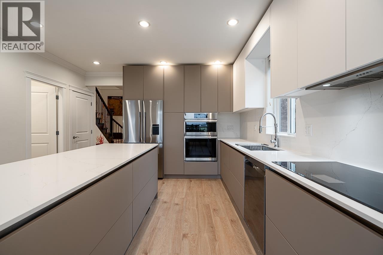 359 E 13TH STREET, North Vancouver