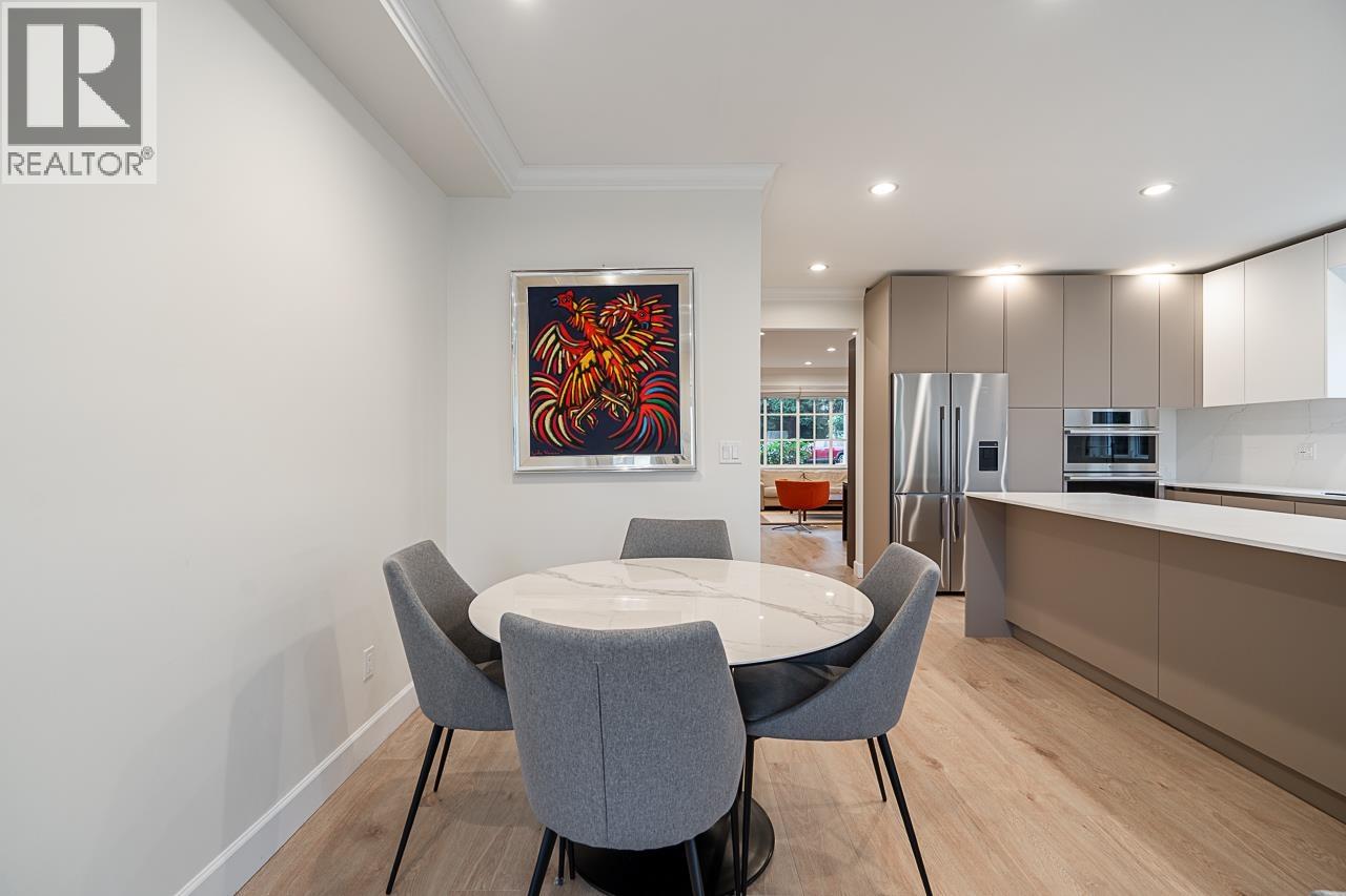 359 E 13TH STREET, North Vancouver