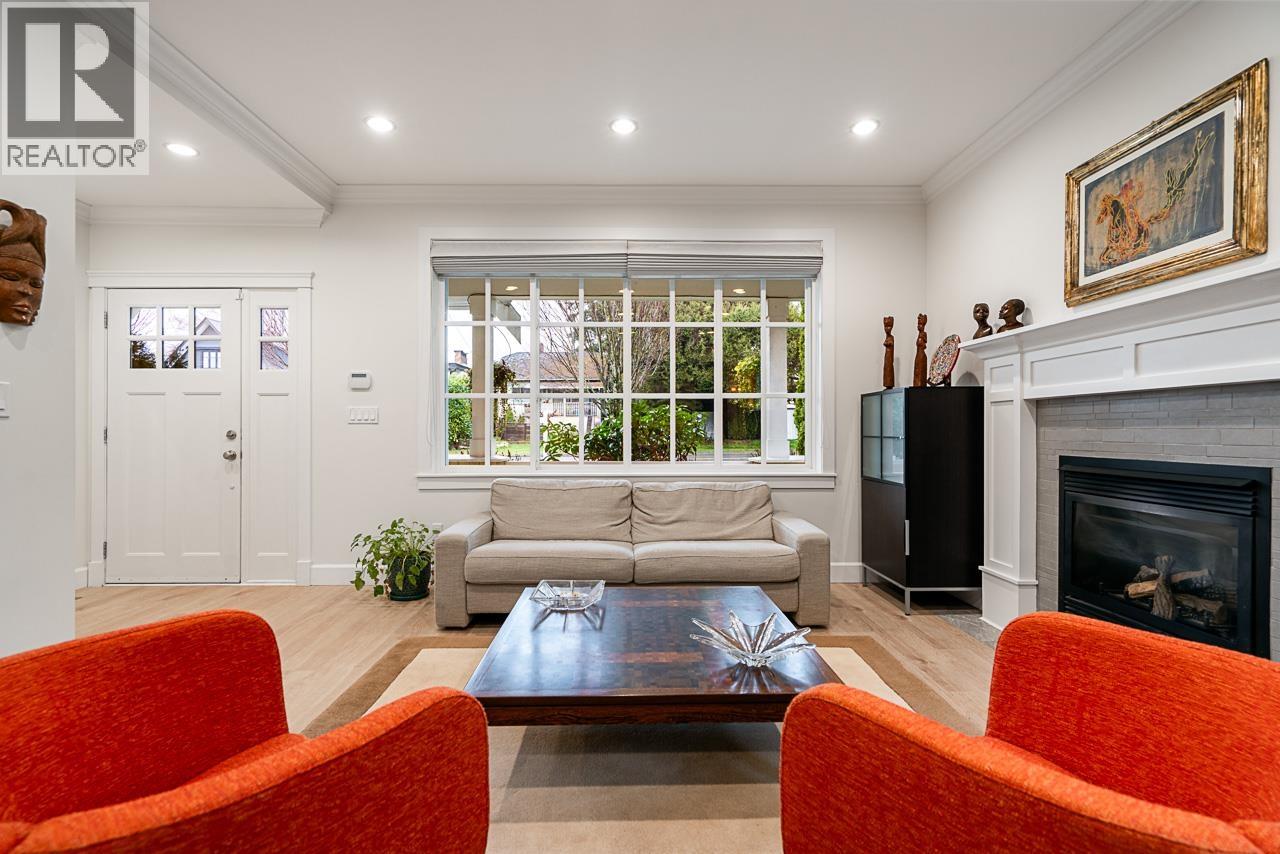 359 E 13TH STREET, North Vancouver