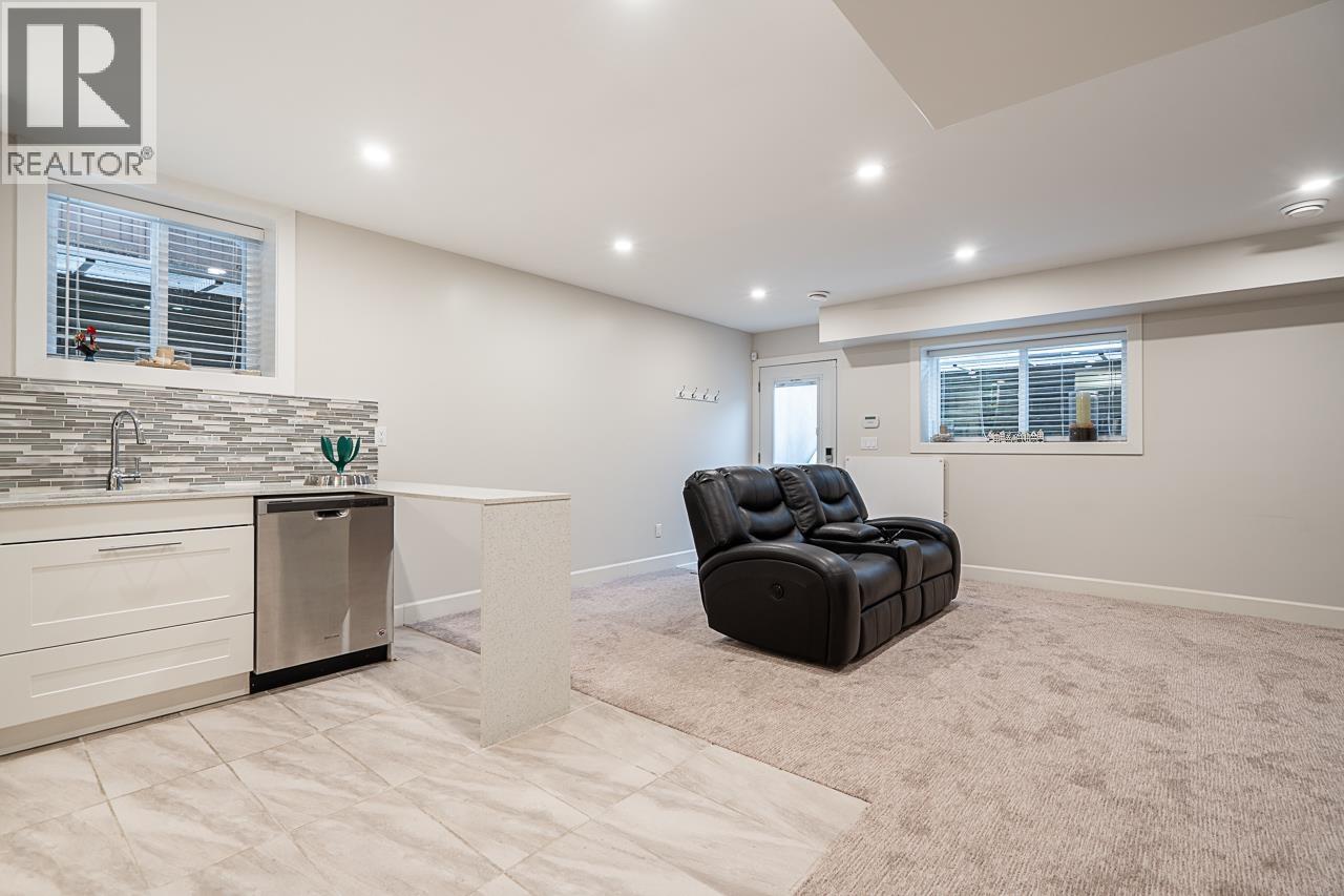 359 E 13TH STREET, North Vancouver
