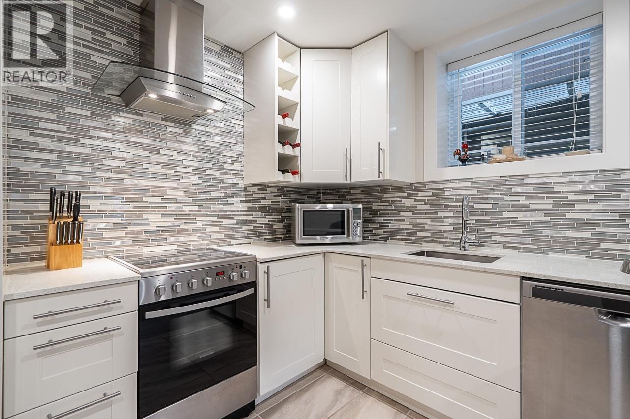 359 E 13TH STREET, North Vancouver
