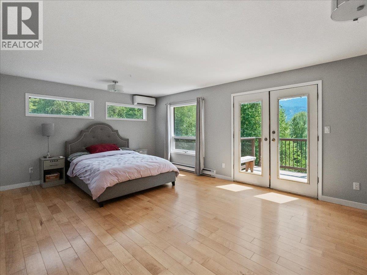 6172 SLOCAN RIVER Road - 42