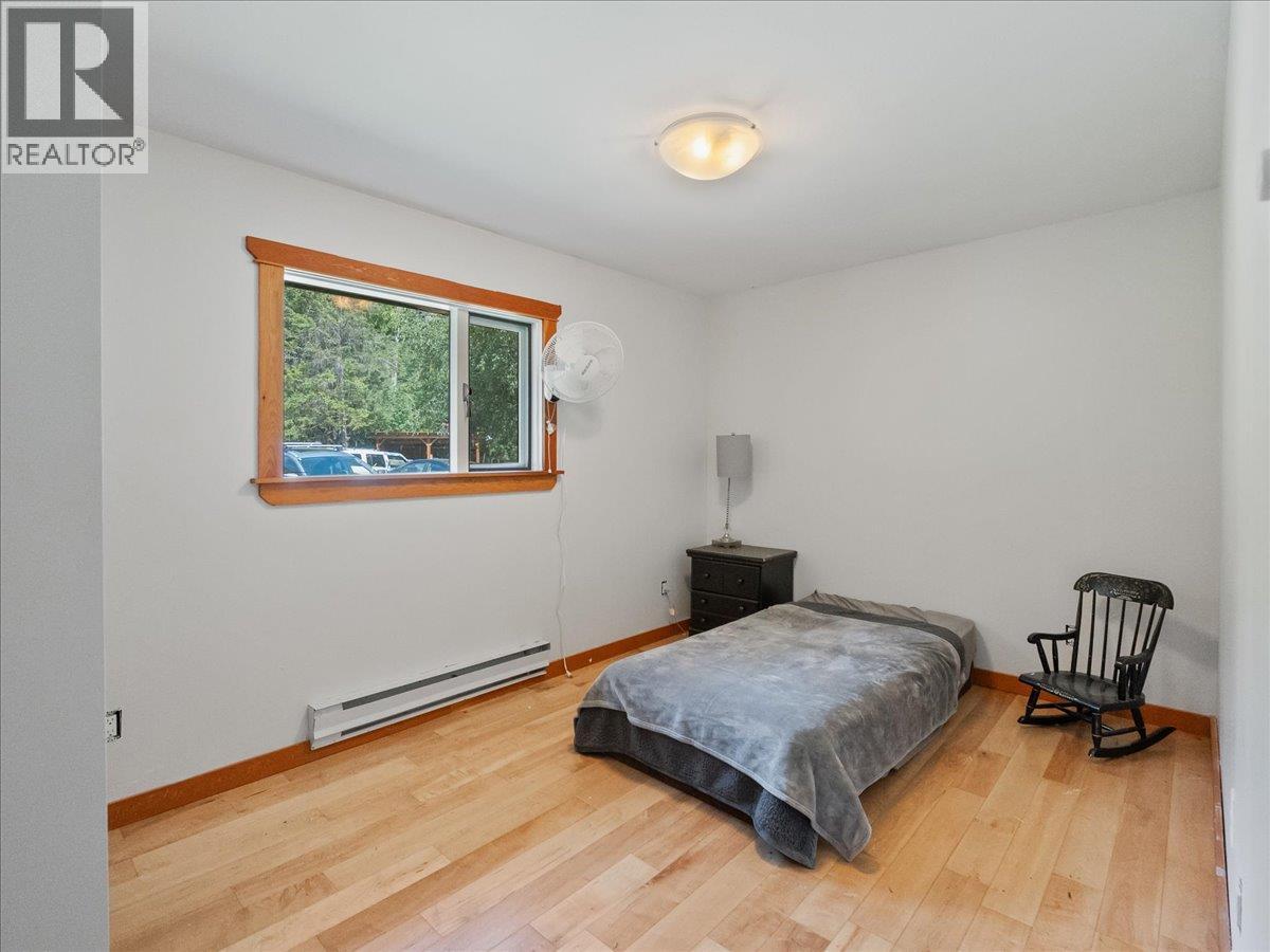 6172 SLOCAN RIVER Road - 32