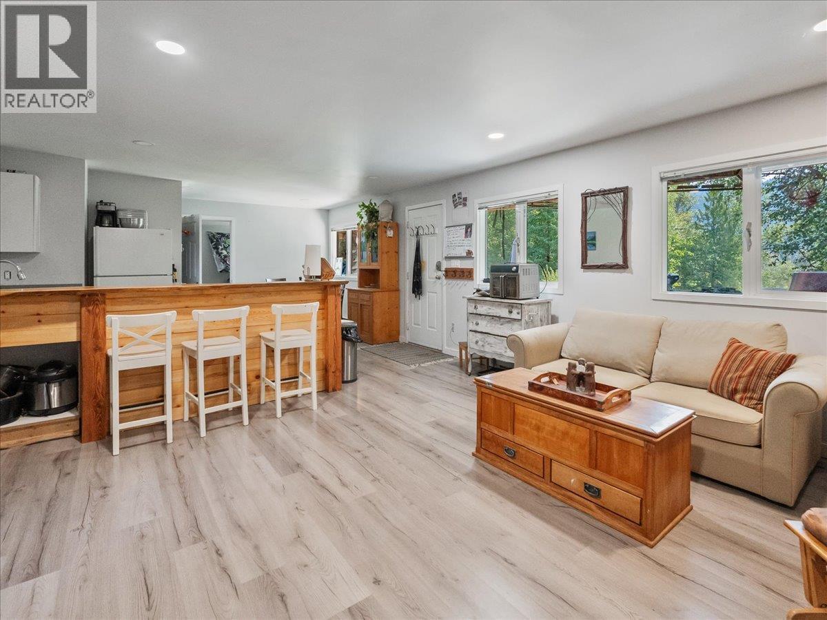 6172 SLOCAN RIVER Road - 57