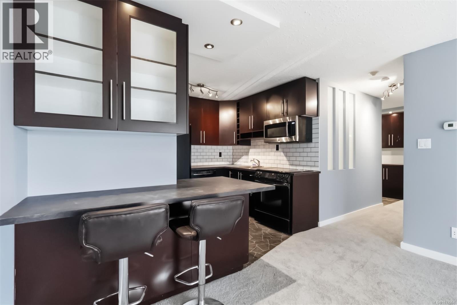 305 900 Tolmie Avenue, Saanich