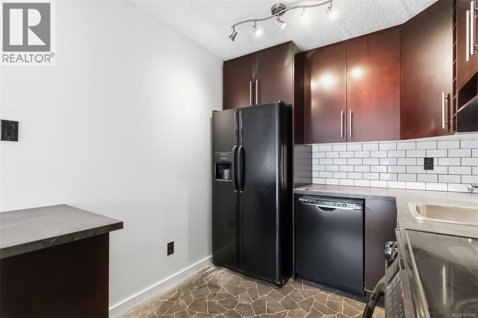 305 900 Tolmie Avenue, Saanich