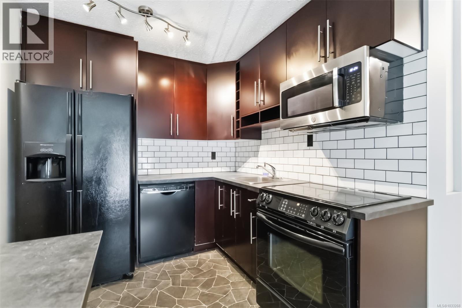 305 900 Tolmie Avenue, Saanich