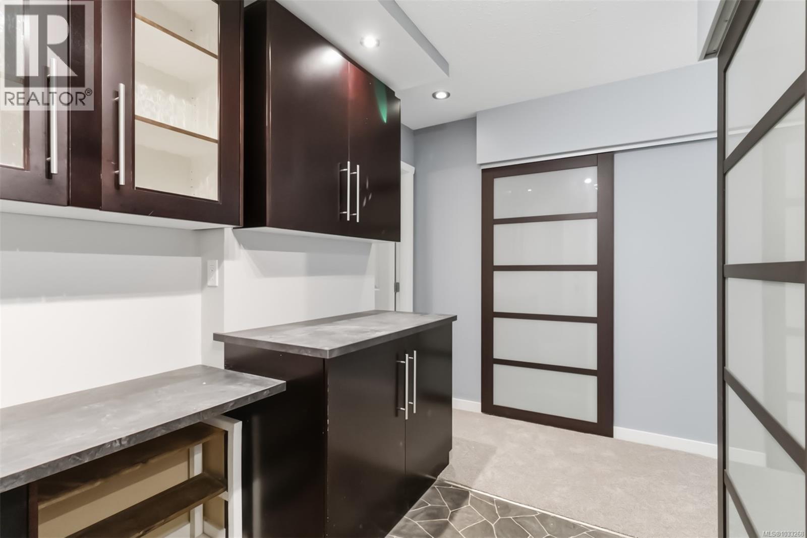 305 900 Tolmie Avenue, Saanich