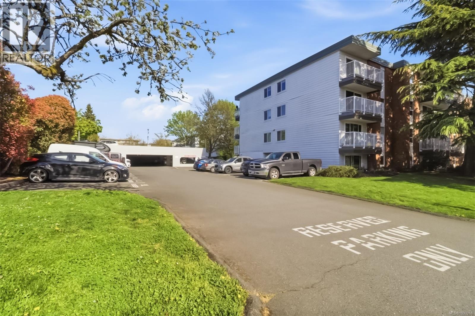 305 900 Tolmie Avenue, Saanich