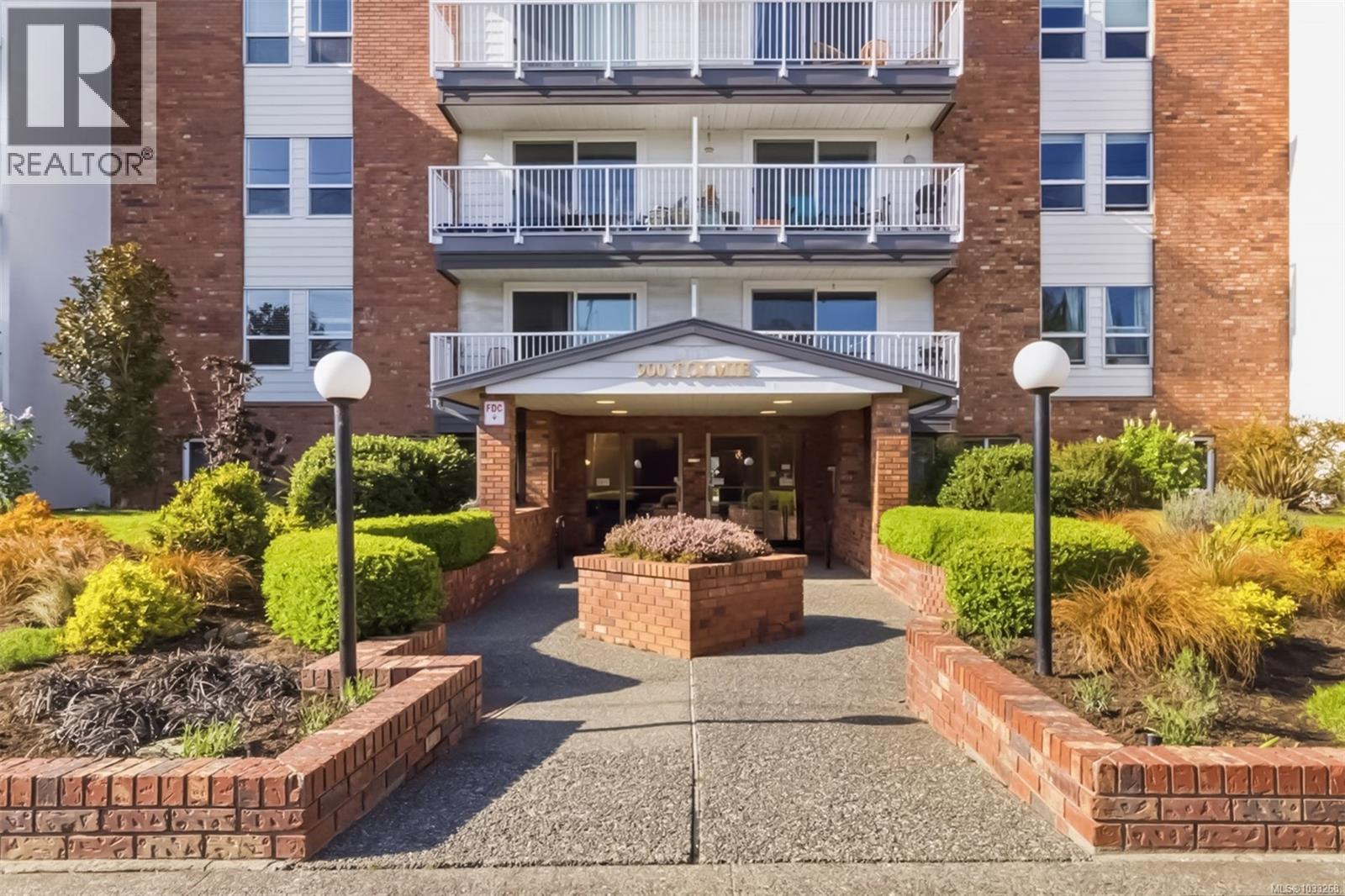 305 900 Tolmie Avenue, Saanich