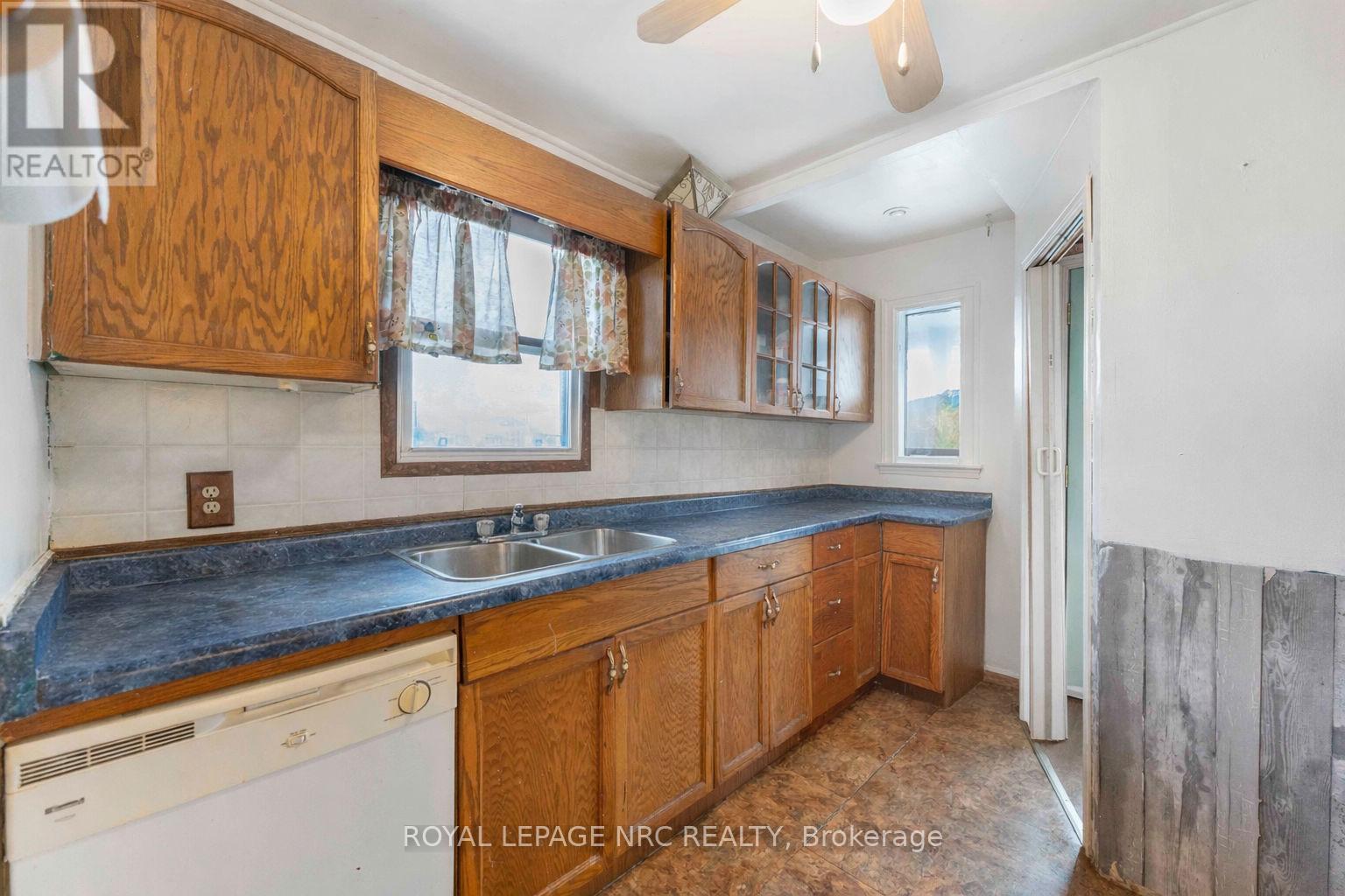 32 AMBROSE STREET — photo 43