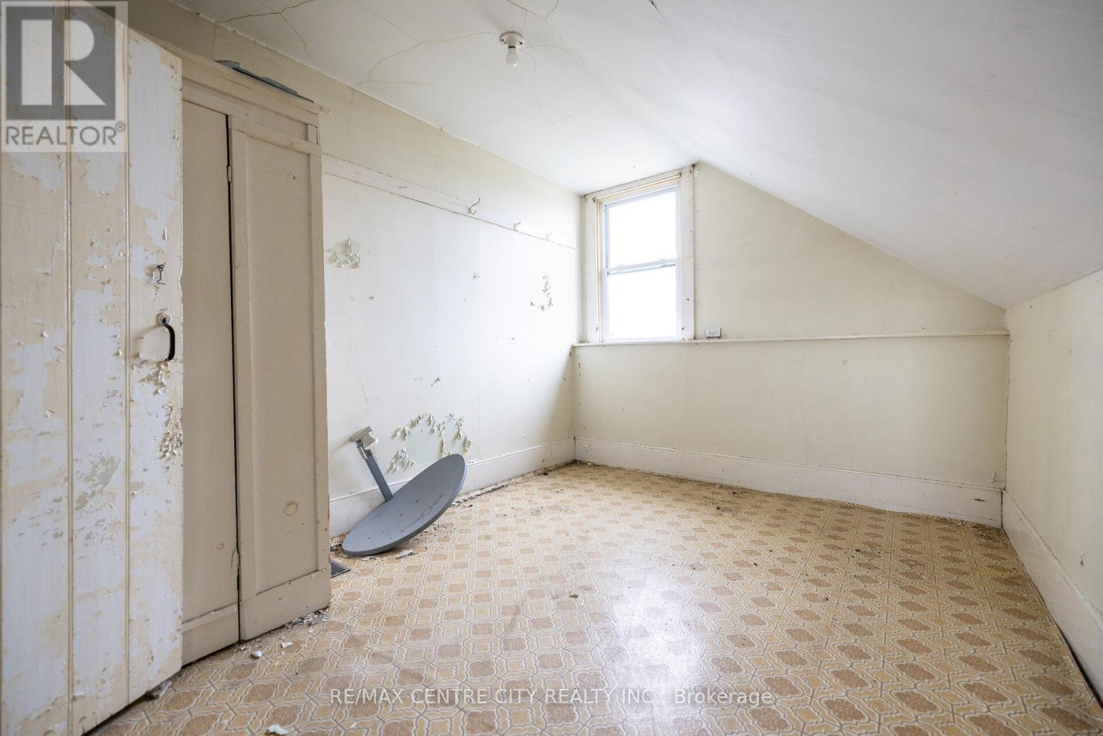 1998 SOUTH MCNAUGHTON ROAD W Property Photo