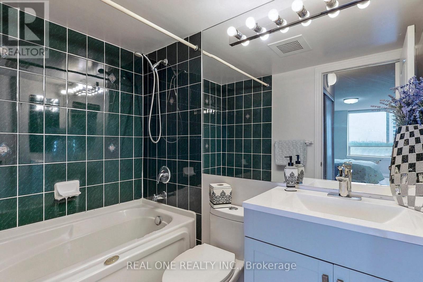 #1203 88 GRANDVIEW WAY - 27