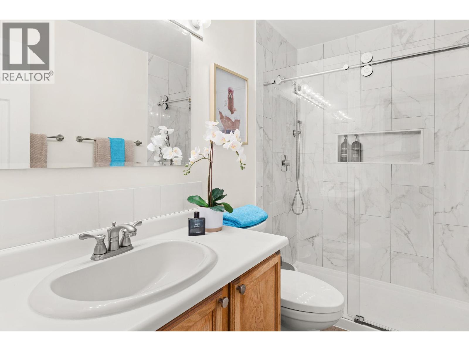 Full Bathroom upstairs