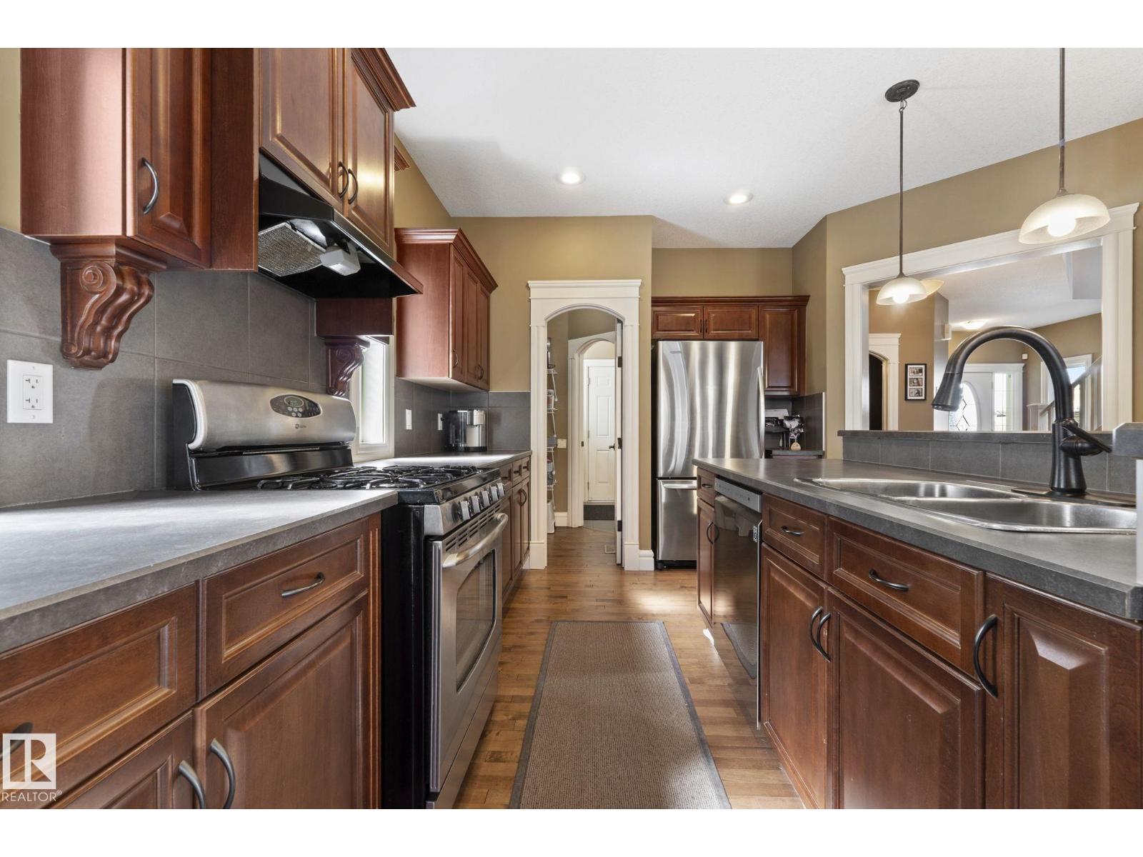 2011 126 ST SW, Edmonton