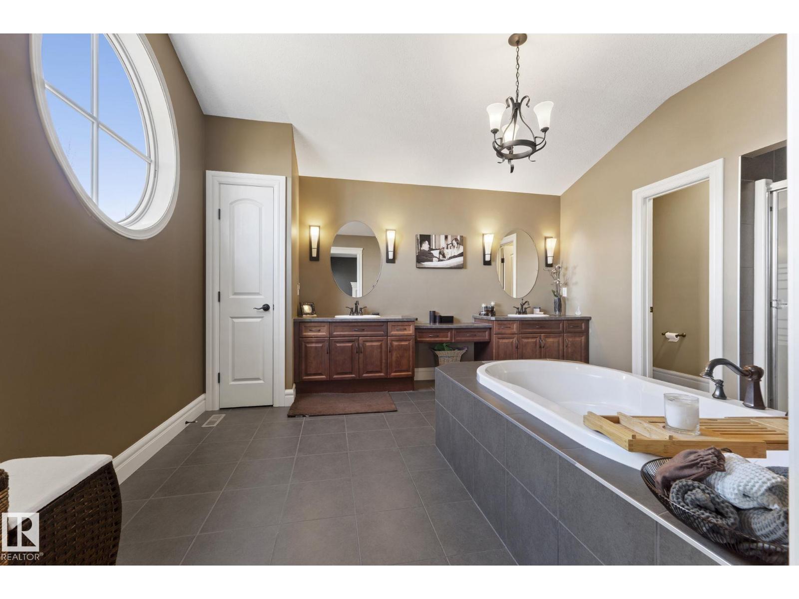 2011 126 ST SW, Edmonton