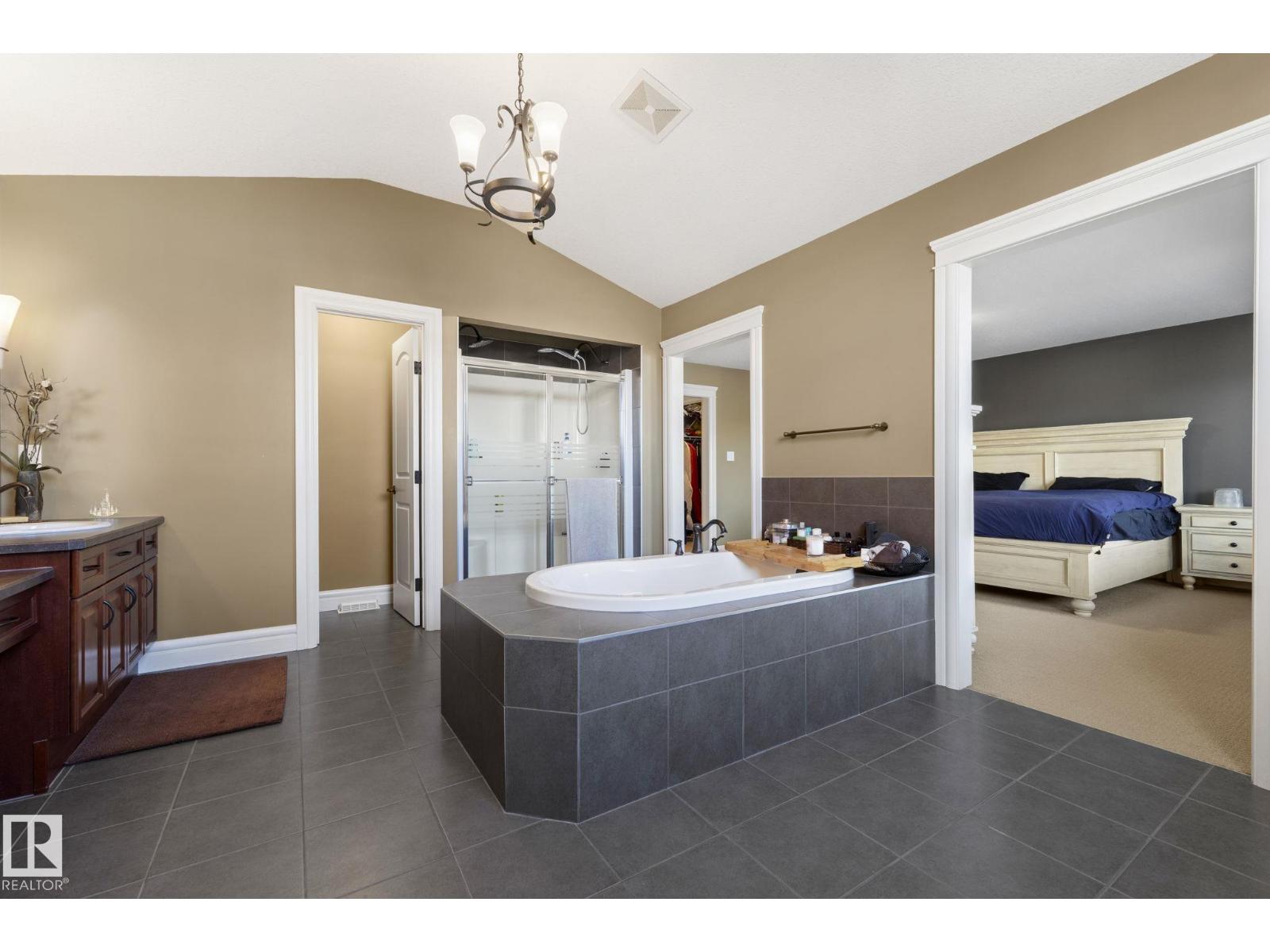 2011 126 ST SW, Edmonton