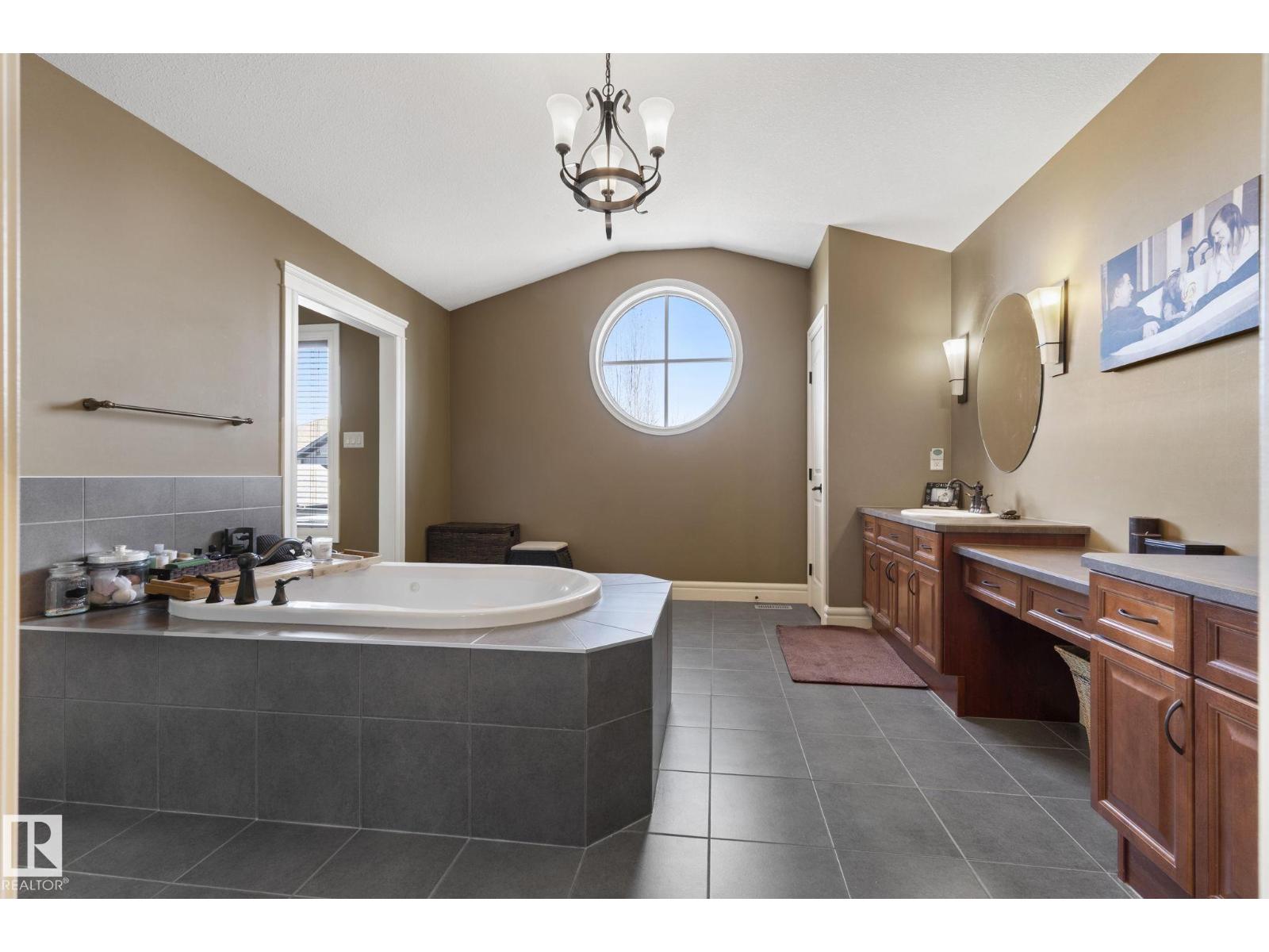 2011 126 ST SW, Edmonton