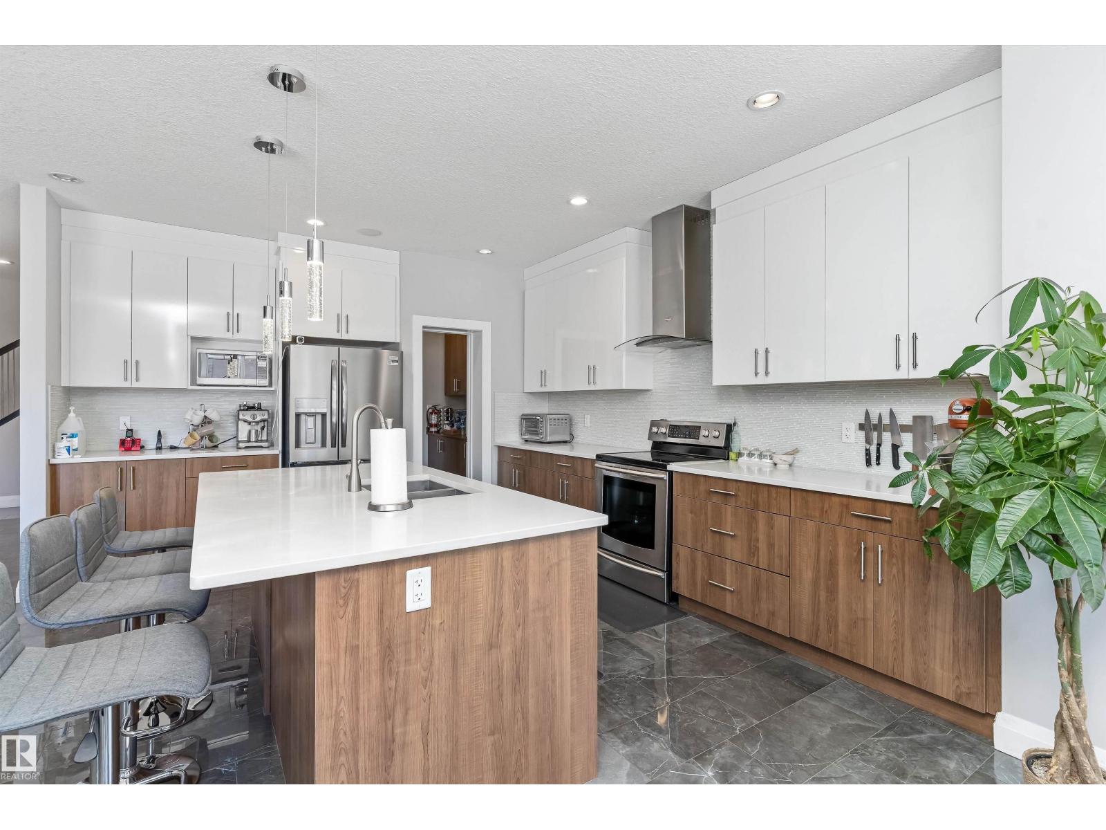 18096 89 ST NW - 4