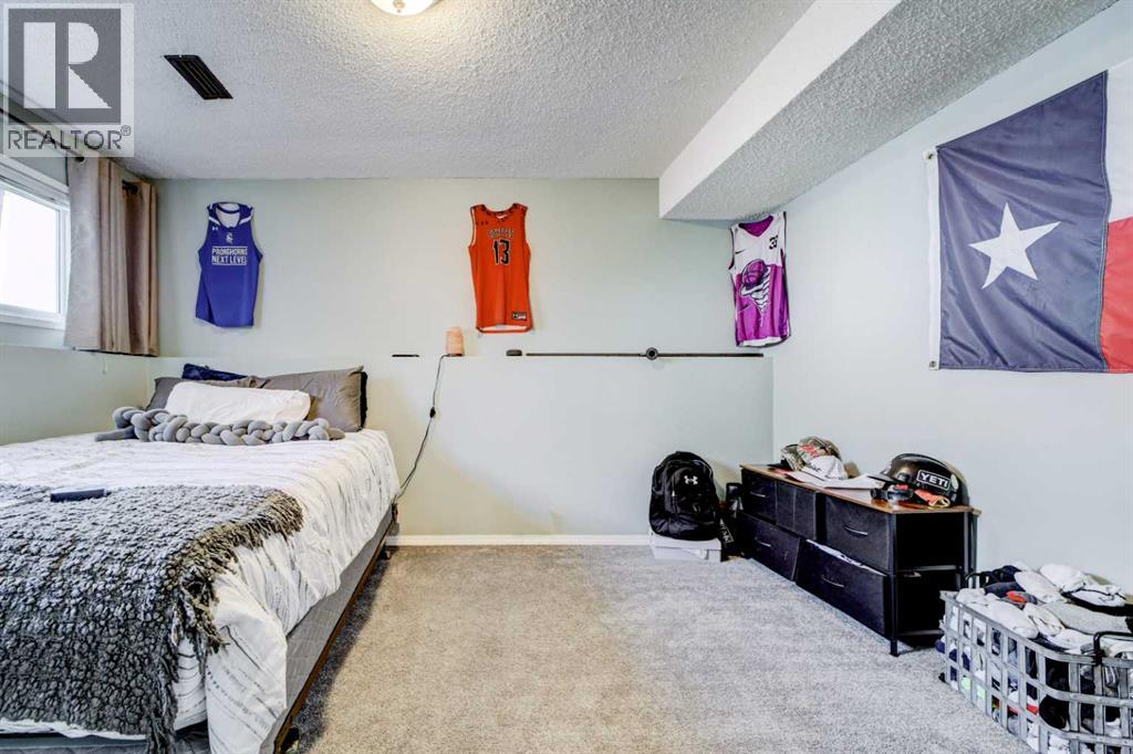 2043 19 Street N — photo 32