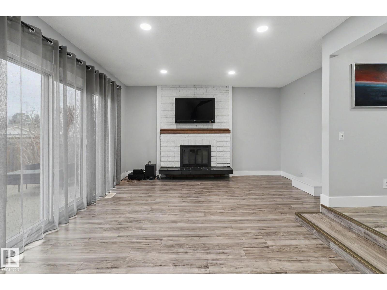 8711 30 AV NW, Edmonton