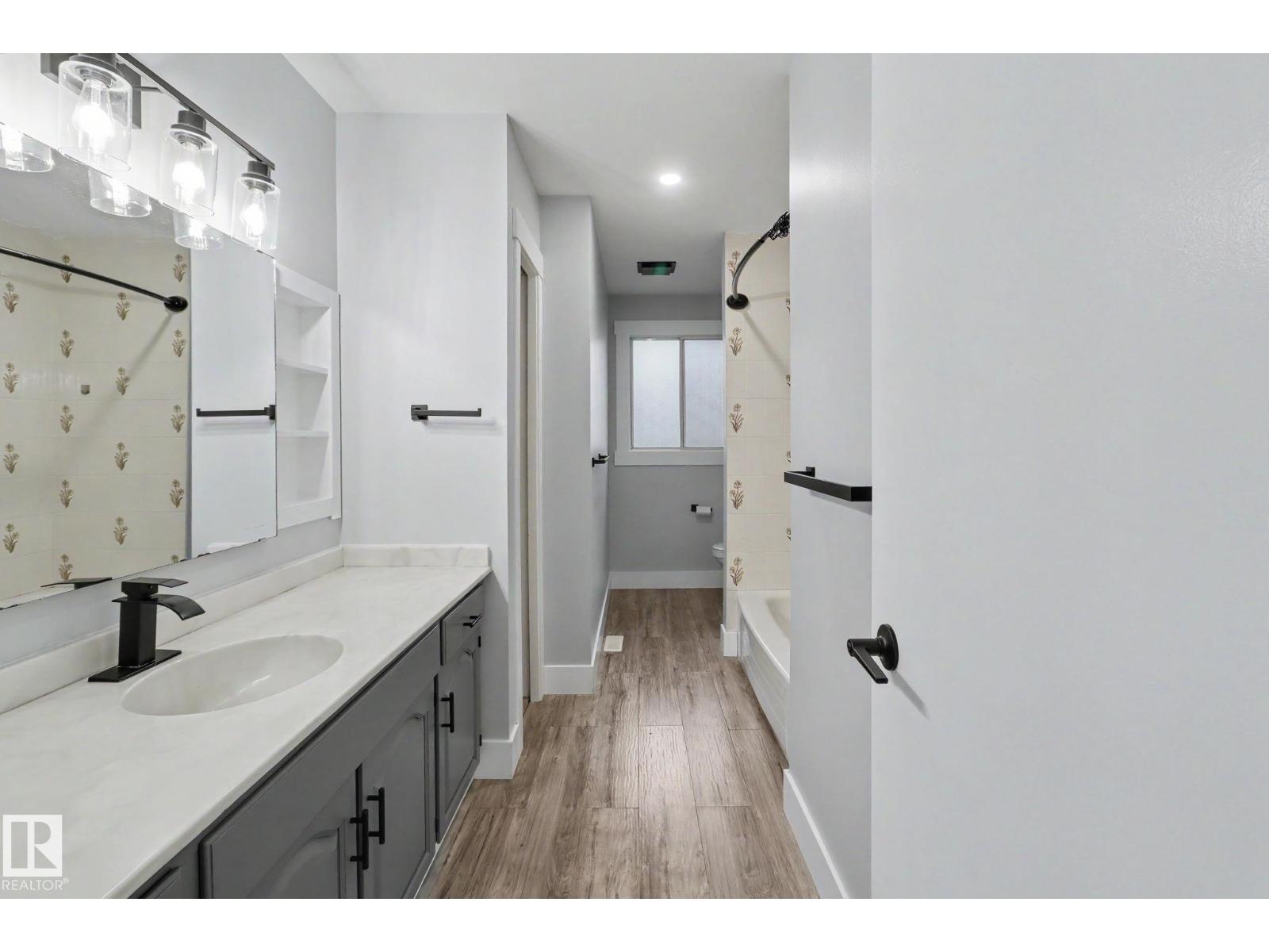 8711 30 AV NW, Edmonton