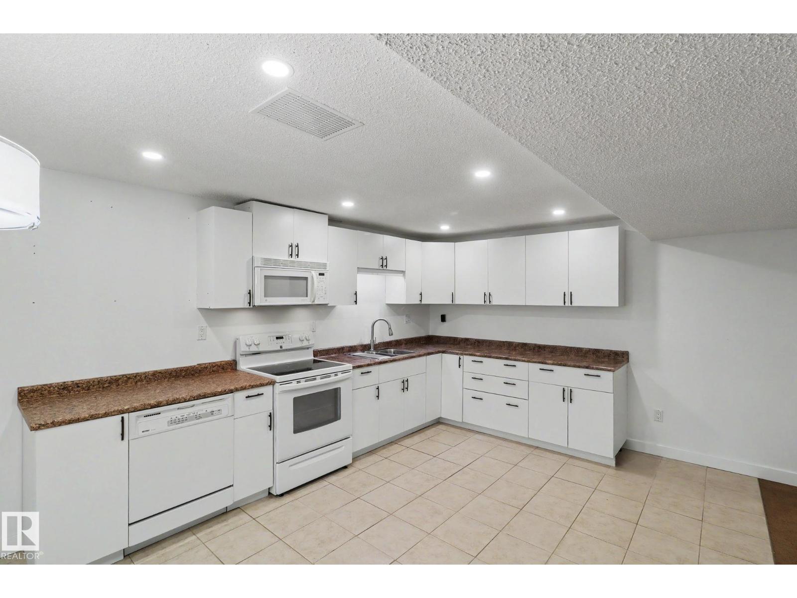 8711 30 AV NW, Edmonton