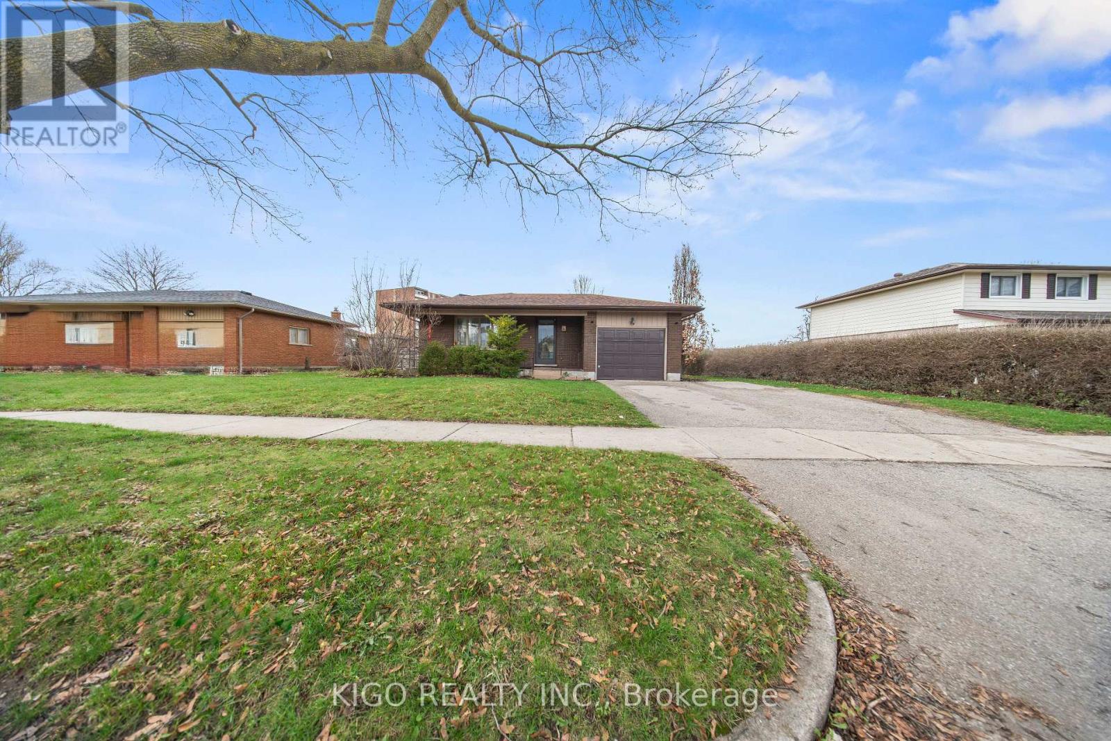 42 TUPPER CRESCENT - 2