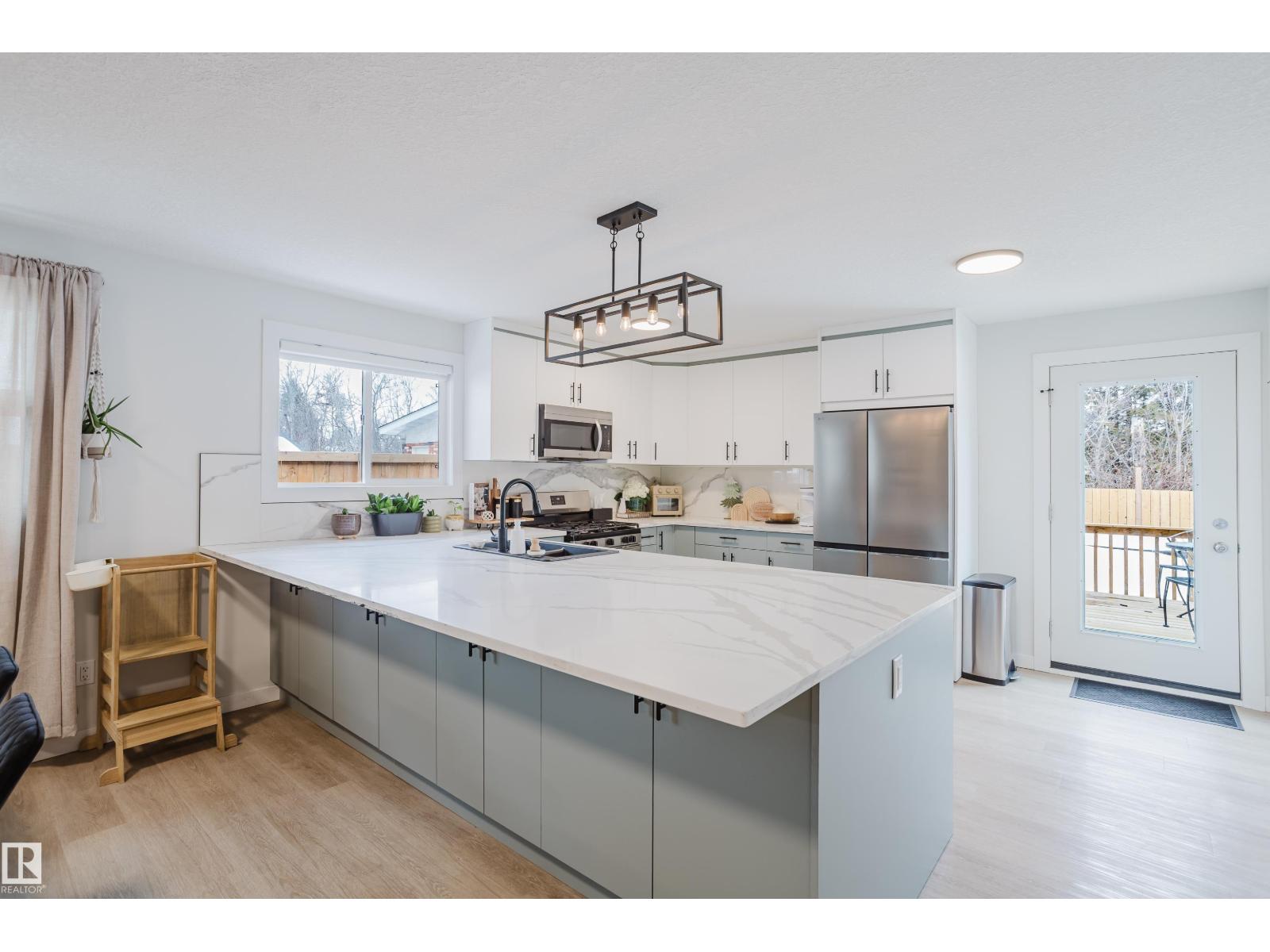 13 LORRAINE CR, St. Albert