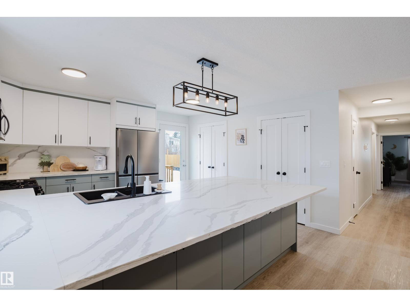 13 LORRAINE CR, St. Albert