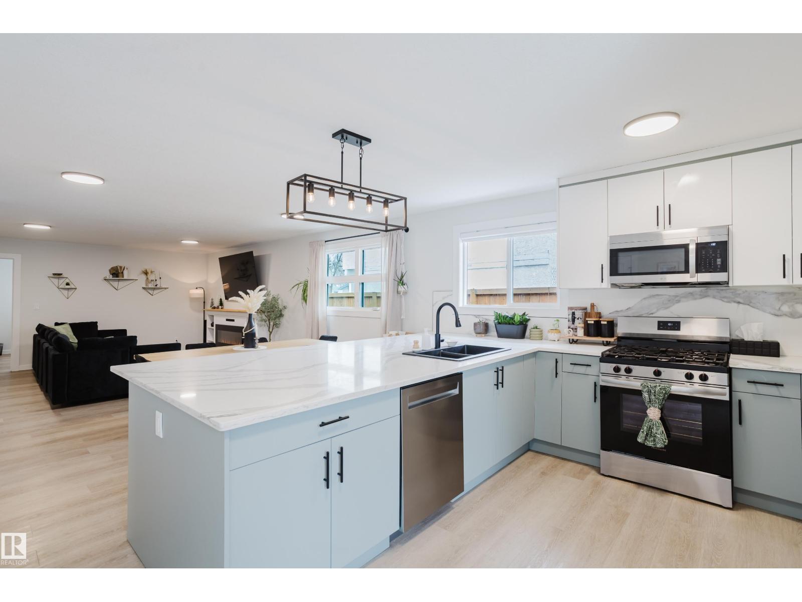 13 LORRAINE CR, St. Albert