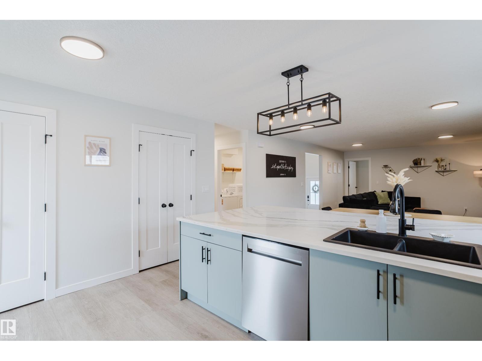 13 LORRAINE CR, St. Albert