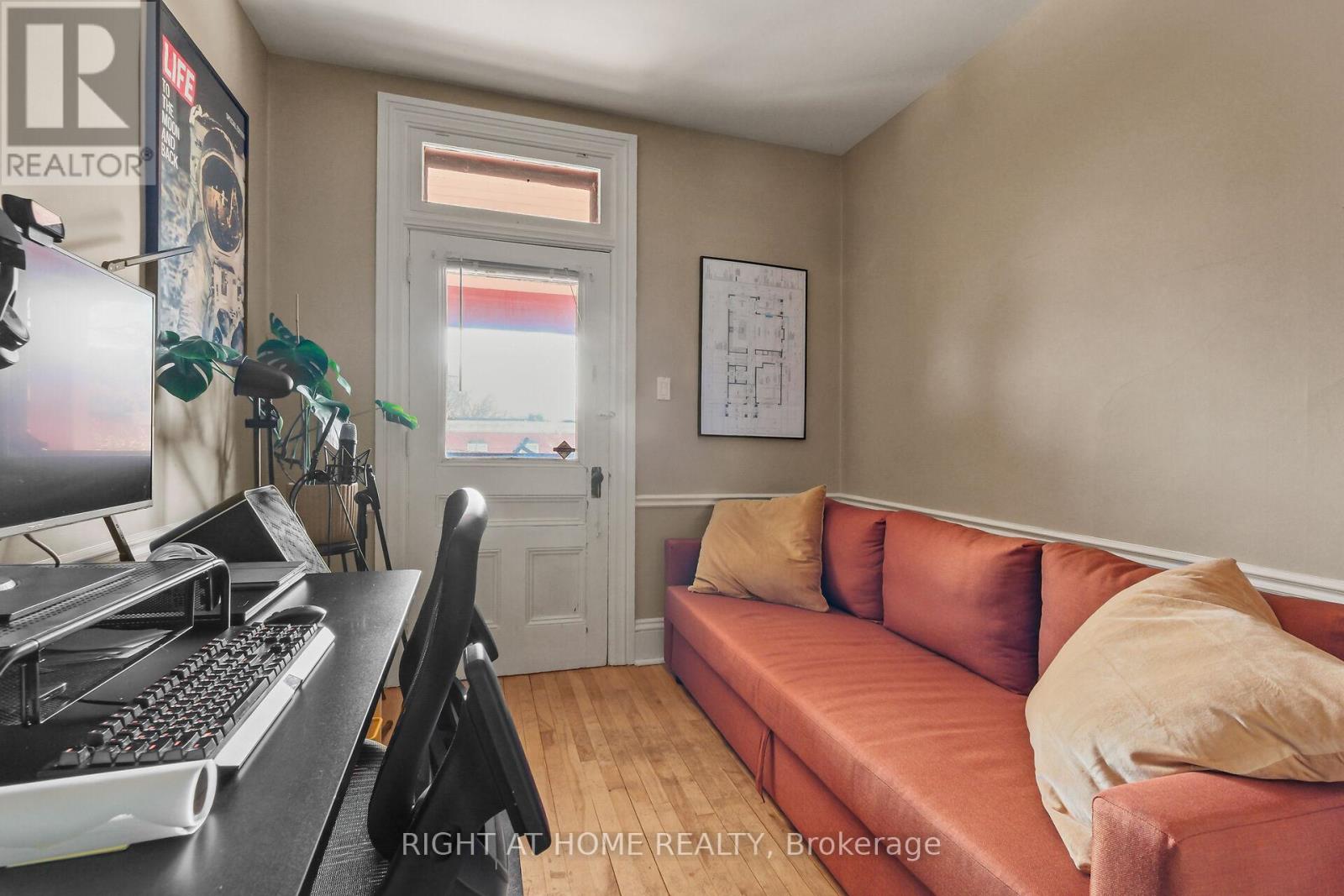 93 GILMOUR STREET - 21