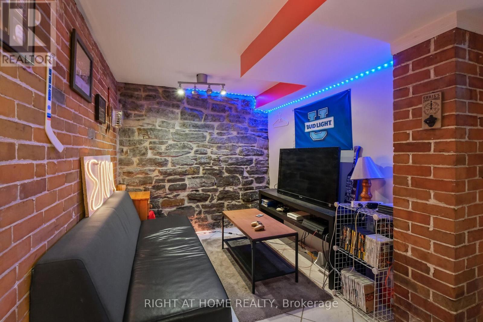 93 GILMOUR STREET - 41