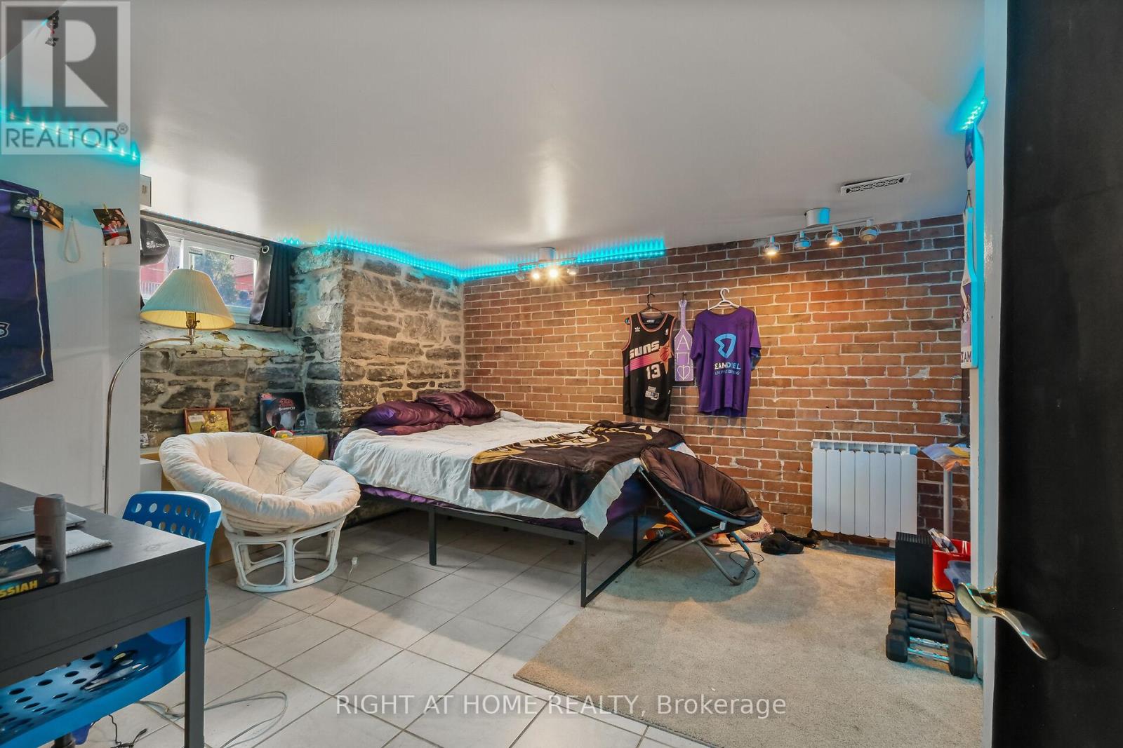 93 GILMOUR STREET - 43