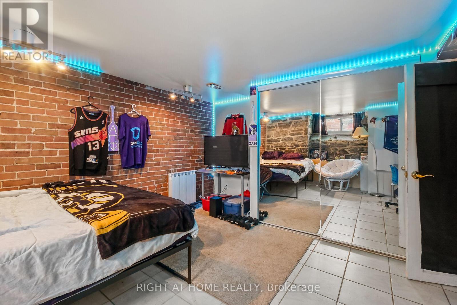 93 GILMOUR STREET - 44